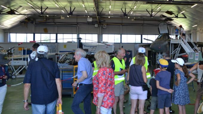 Les visiteurs dans le hangar du lycée à Saint-Yan.